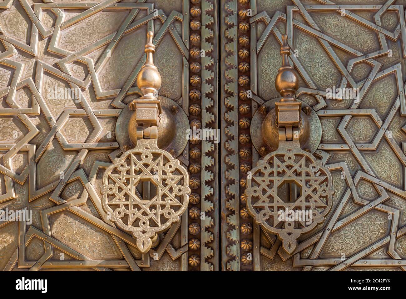 Porta d'ottone del palazzo reale di Fès, Oulad Tayeb, Marocco Foto Stock