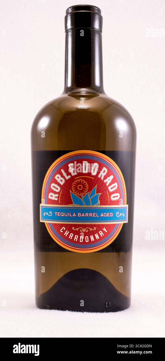 Roble Dorado Tequilla bottiglia di vino Chardonnay con finitura in barile su fondo bianco pieno per facilitare l'isolamento e la rimozione del soggetto Foto Stock