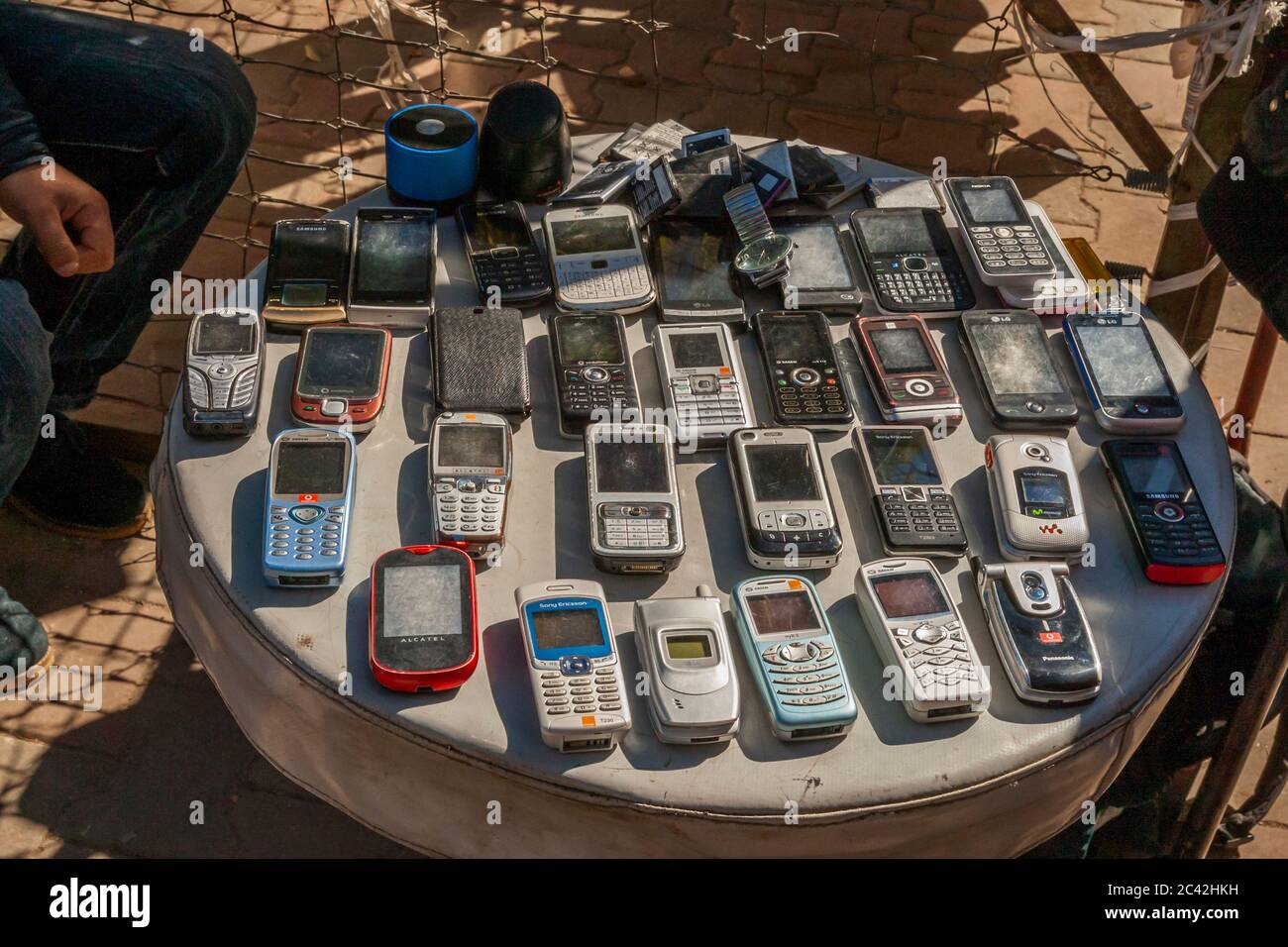 Impressioni del Marocco: Stand di vendita per numerosi vecchi modelli di telefoni  cellulari Foto stock - Alamy