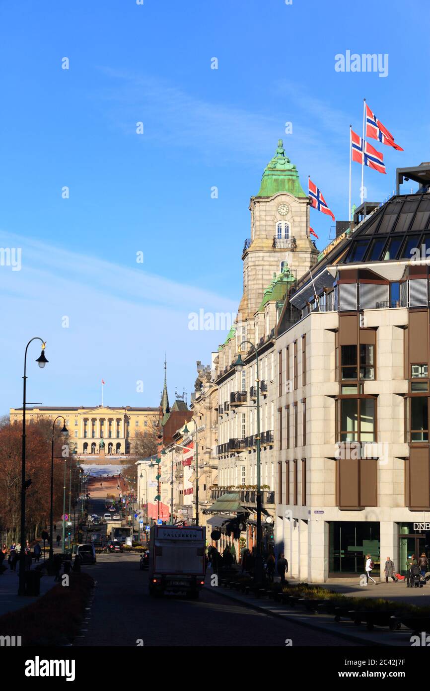 Oslo, Norvegia - 1 marzo 2019: Porta Karl Johans e Det kongelige slott, il Palazzo reale di Oslo, Norvegia. Il palazzo è la residenza ufficiale del Foto Stock