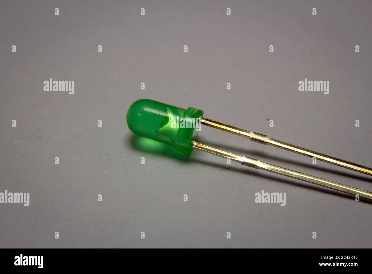 500 LED Da 5 Mm Assortiti – 100 Bianchi, 100 Verdi, 100 Blu, 100 Rossi, 100 Gialli, Con Scatola Portaoggetti, Per Elettronica Fai Da Te E Progetti PCB - 2