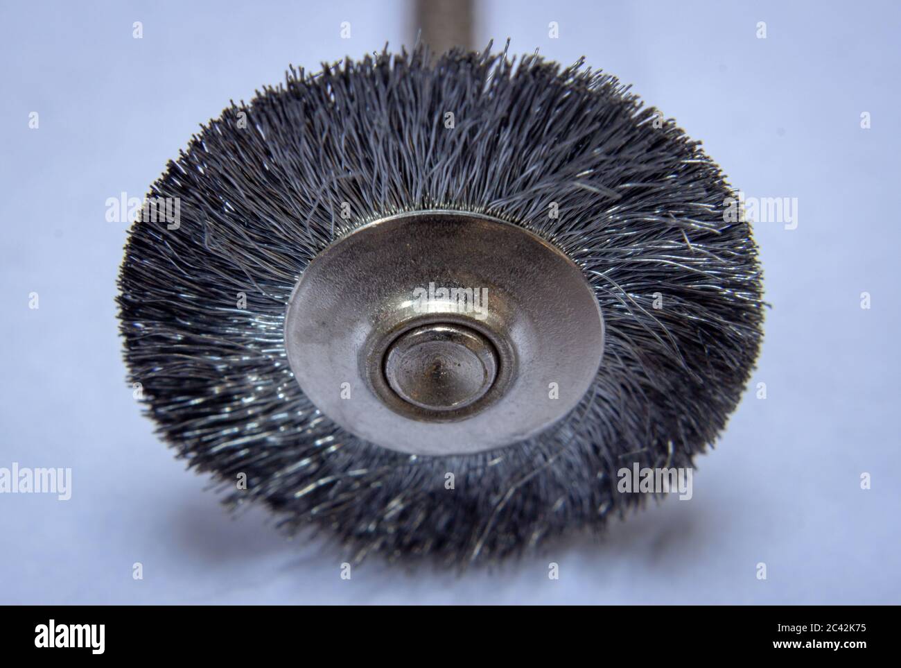 Spazzola in acciaio utilizzata con utensili rotanti per pulire le superfici metalliche Foto Stock