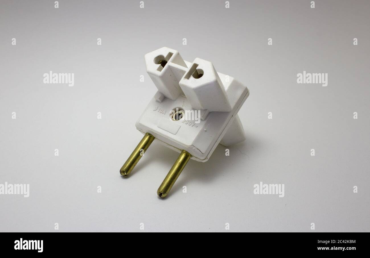 Adattatore di alimentazione da viaggio in plastica e metallo per diversi standard di prese elettriche Foto Stock