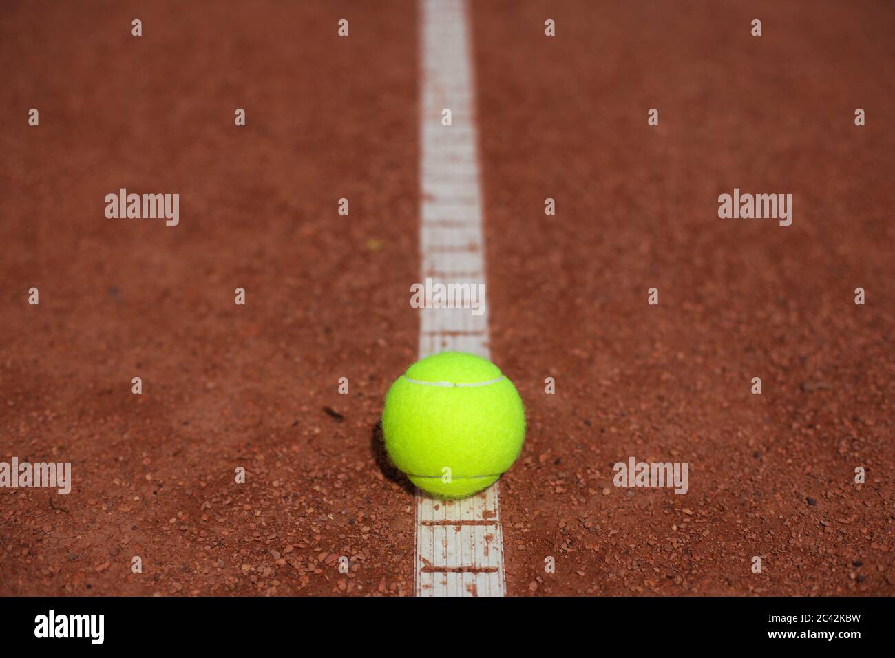 Palla da tennis gialla sulla linea Foto Stock