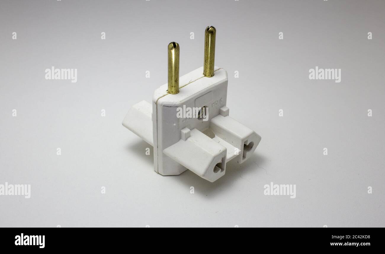 Adattatore di alimentazione da viaggio in plastica e metallo per diversi standard di prese elettriche Foto Stock