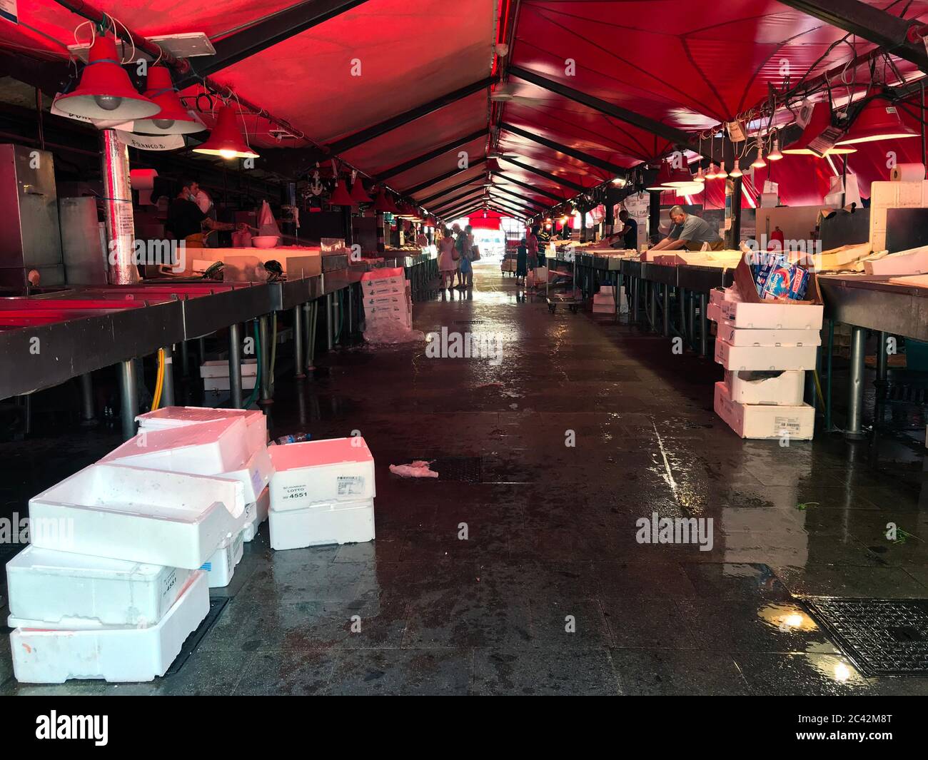 Chioggia, Italia. 23 giugno 2020. Vista interna del mercato del pesce della Città di Chioggia, in Veneto a 53 km dalla città di Venezia, il secondo giorno d'estate a mezzogiorno. Dopo una settimana di fase 3 (COVID 19), dall'ultimo DPCM emesso dal governo italiano il 15 giugno, decretando gradualmente le aperture fino alla fine dello stato di emergenza, attualmente fissato per il 31 luglio. Il mercato si trova nel centro della città tra Piazza del Popolo e i canali di Vena, è costituito da trenta stazioni, è un luogo pittoresco dove i turisti spesso si fermano per godersi e gustare il delico Foto Stock