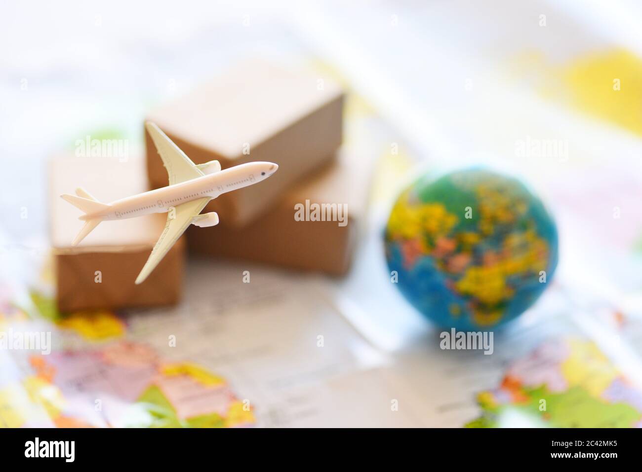 Trasporto logistico import export servizio di spedizione ai clienti di ordinare le cose da via internet spedizione internazionale on-line concept corriere aereo cargo pl Foto Stock