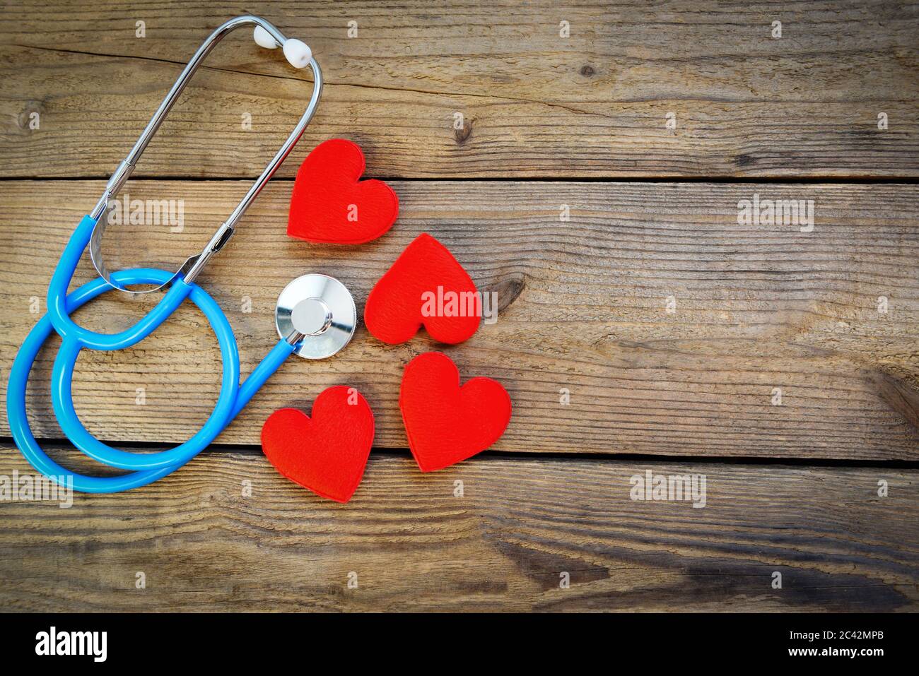 Salute del cuore e cuore rosso con stetoscopio su sfondo di legno / giornata mondiale di salute del cuore giorno o giornata mondiale di ipertensione e assicurazione sanitaria con Foto Stock