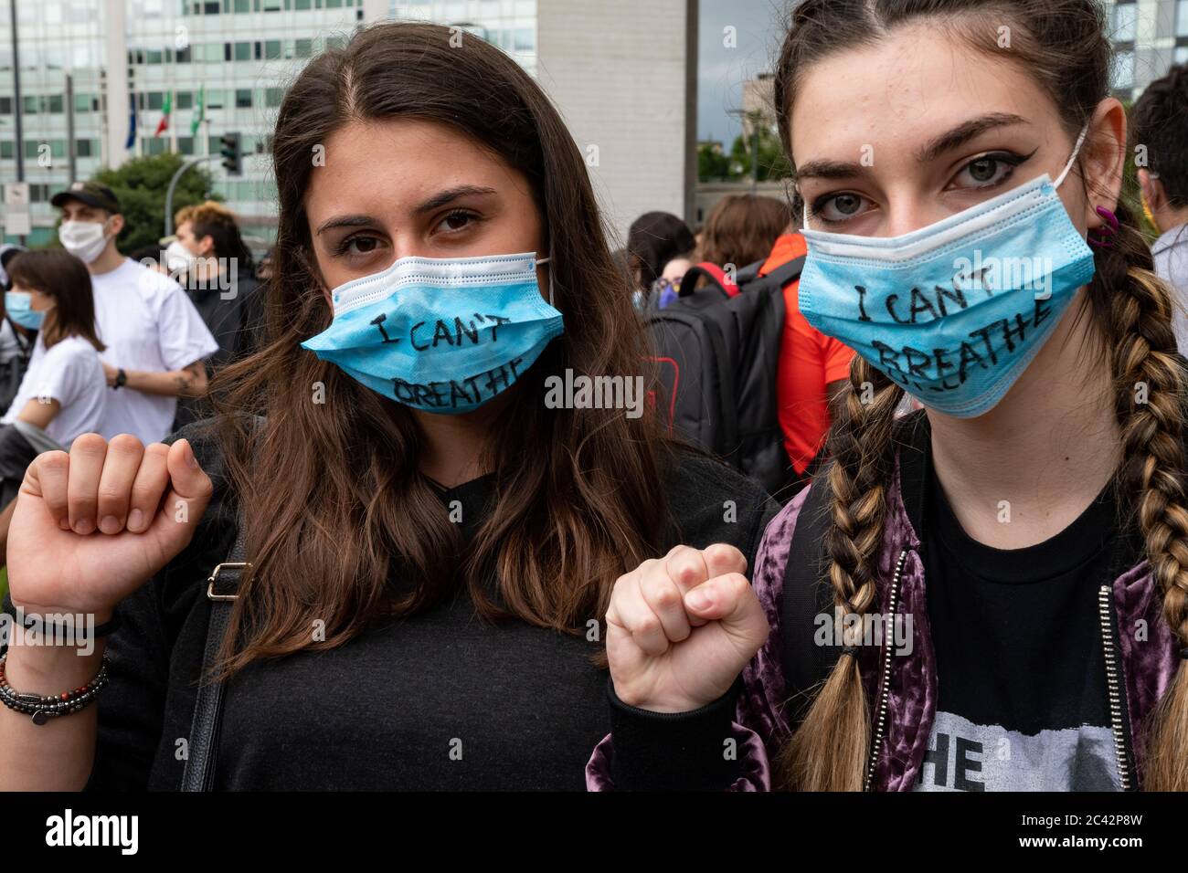 Giovani manifestanti che indossano una maschera chirurgica con parole 'non posso respirare' e mostrando un pugno sollevato di destra durante l'assemblea di protesta in solidarietà con BLM. Foto Stock