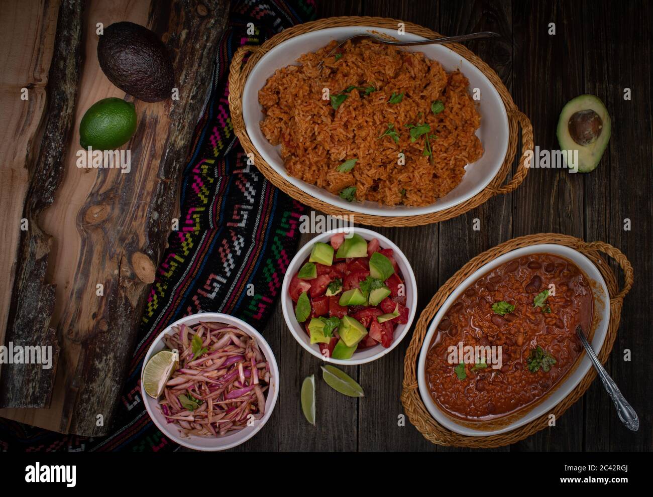 Primo piano di salsa Roja tradizionale salsa messicana con ingredienti per  la preparazione su sfondo verde chiaro. Ricetta fatta in casa Pico de Gallo  con nachos Foto stock - Alamy