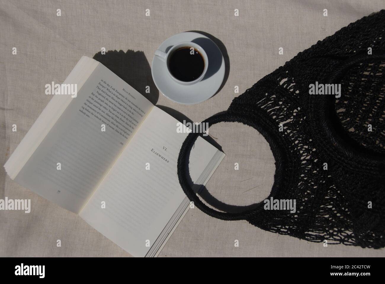 Borsa Nera Da Spiaggia E Una Buona Lettura Foto Stock Alamy