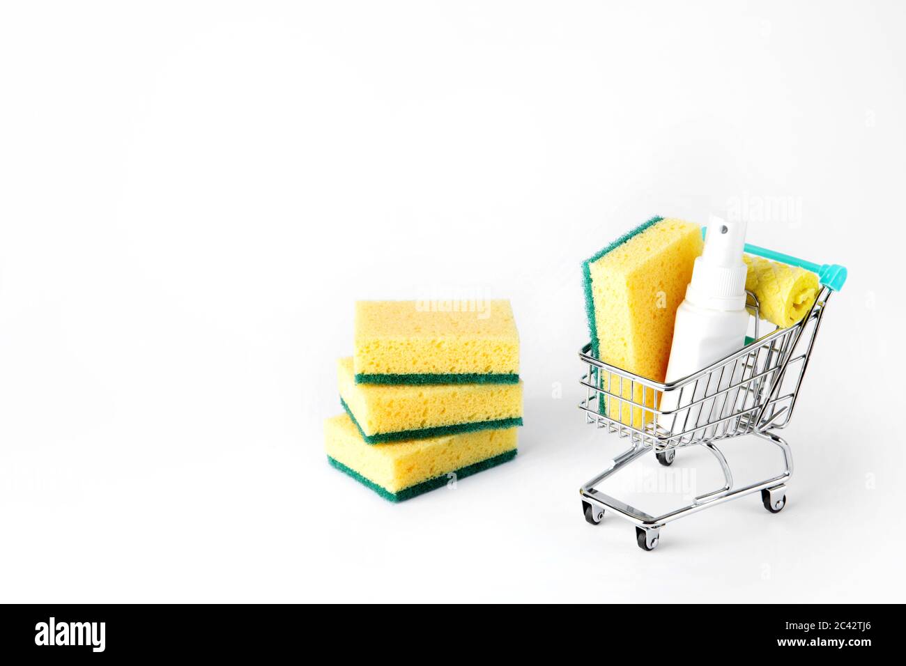 carrello con detersivi e spugne per piatti. spazio libero per il testo Foto Stock