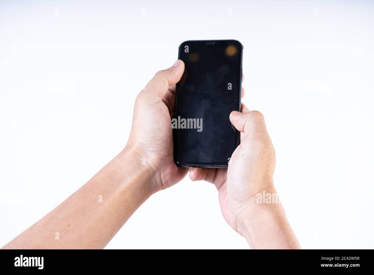 Scatto isolato di una mano di un uomo che tiene un telefono cellulare, sfondo bianco senza cuciture Foto Stock