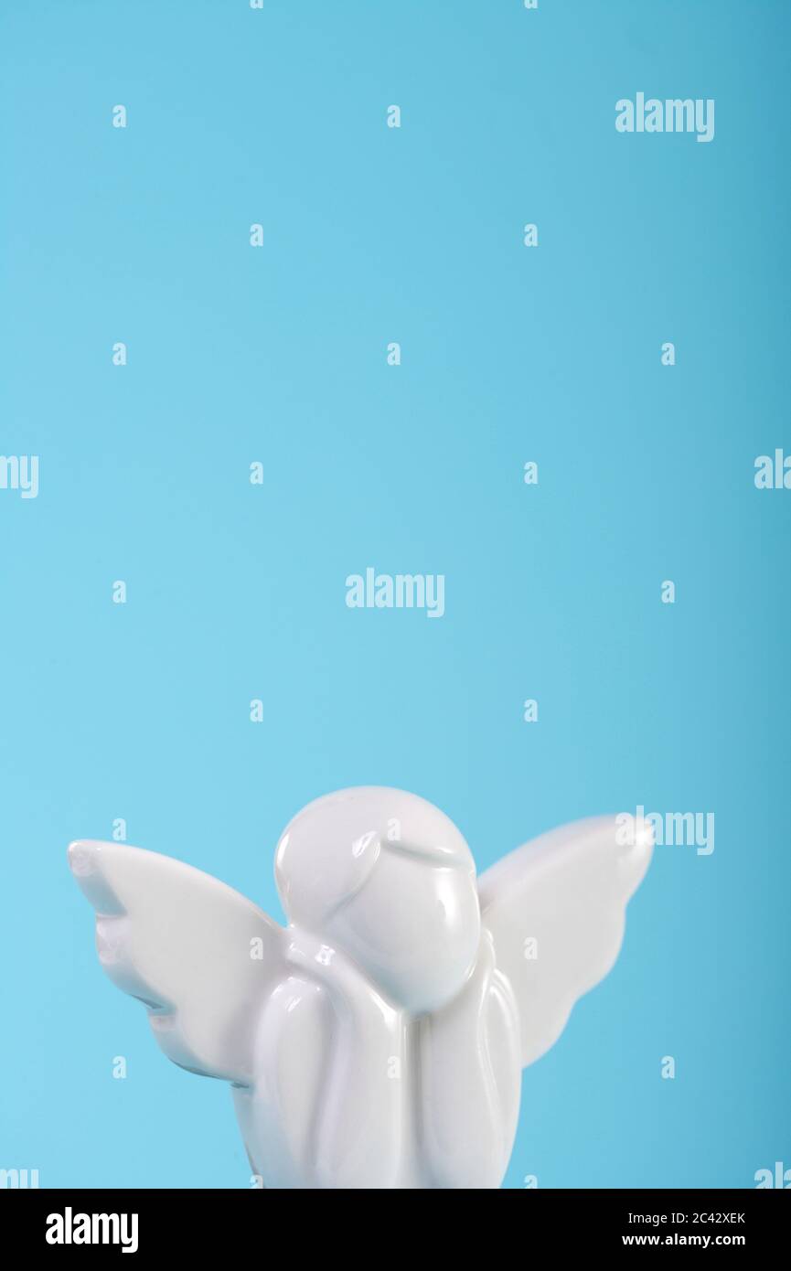 Figura in ceramica di un angelo - putté - kitsch Foto Stock