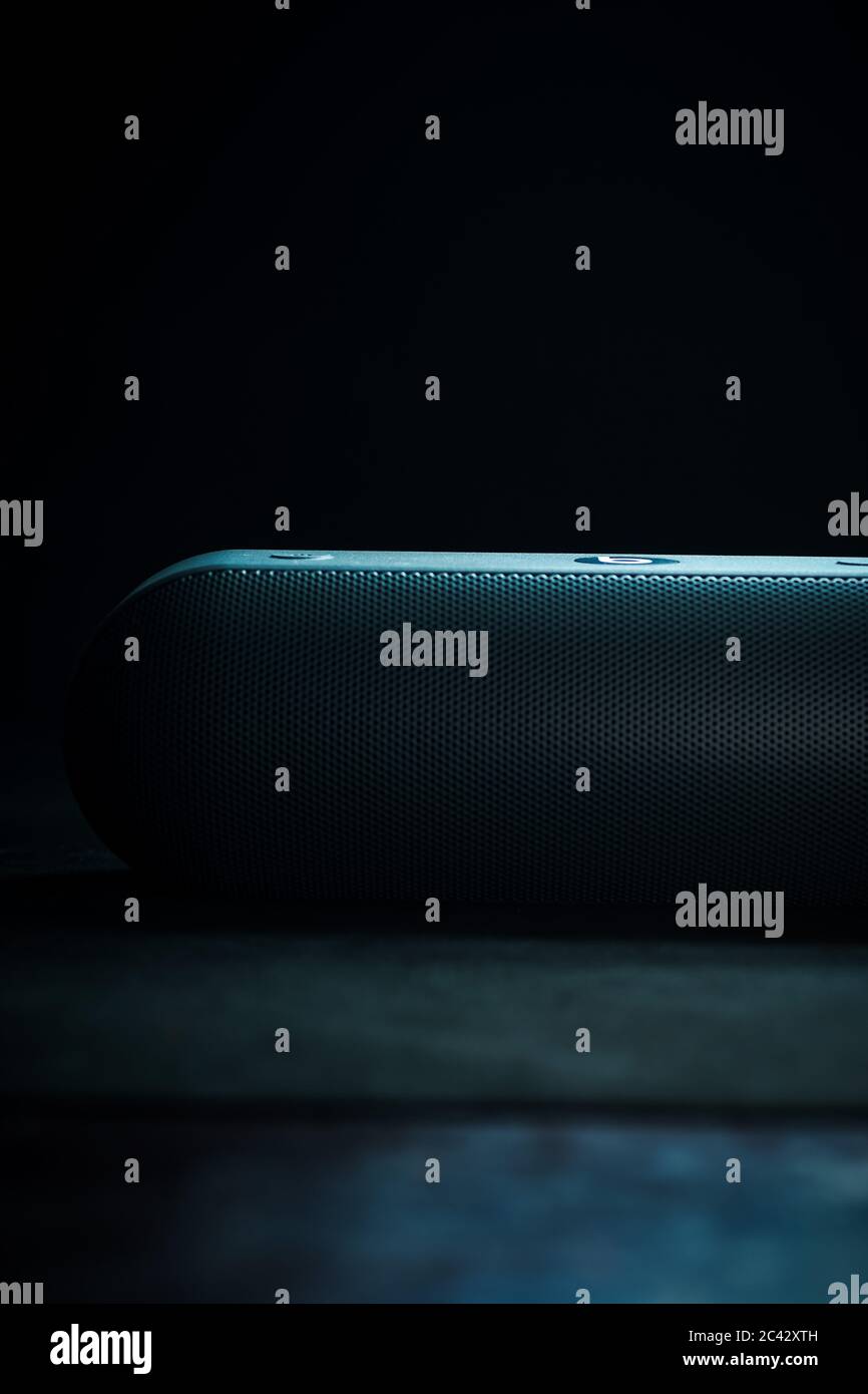 Altoparlante wireless Beats pill di colore grigio su sfondo nero Foto Stock