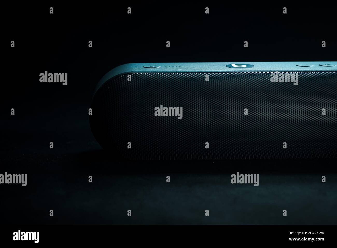 Altoparlante wireless Beats pill di colore grigio su sfondo nero Foto Stock