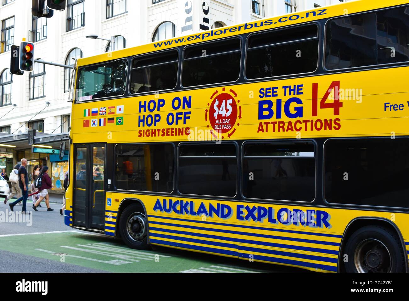 Auckland, Nuova Zelanda. 2017 marzo 31. Primo piano foto di un autobus turistico in attesa di attraversare la strada. Foto Stock