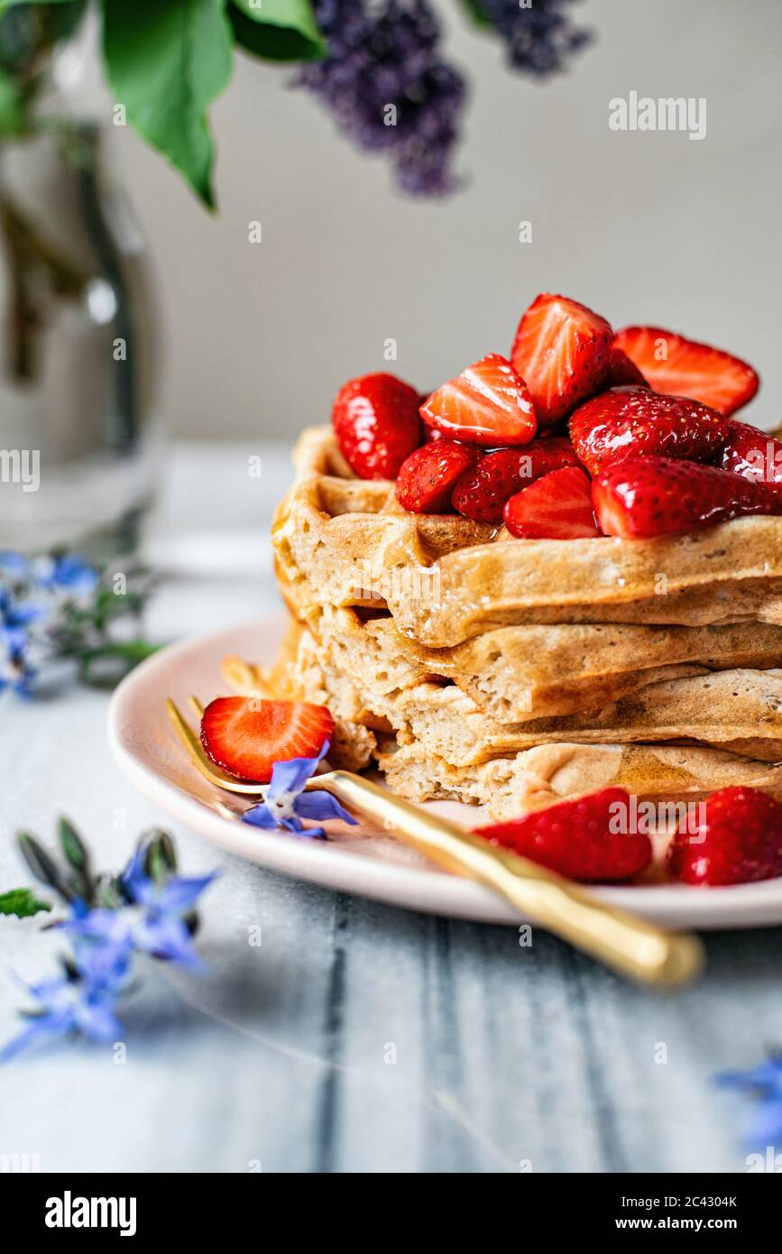 Waffle con fragole Foto Stock