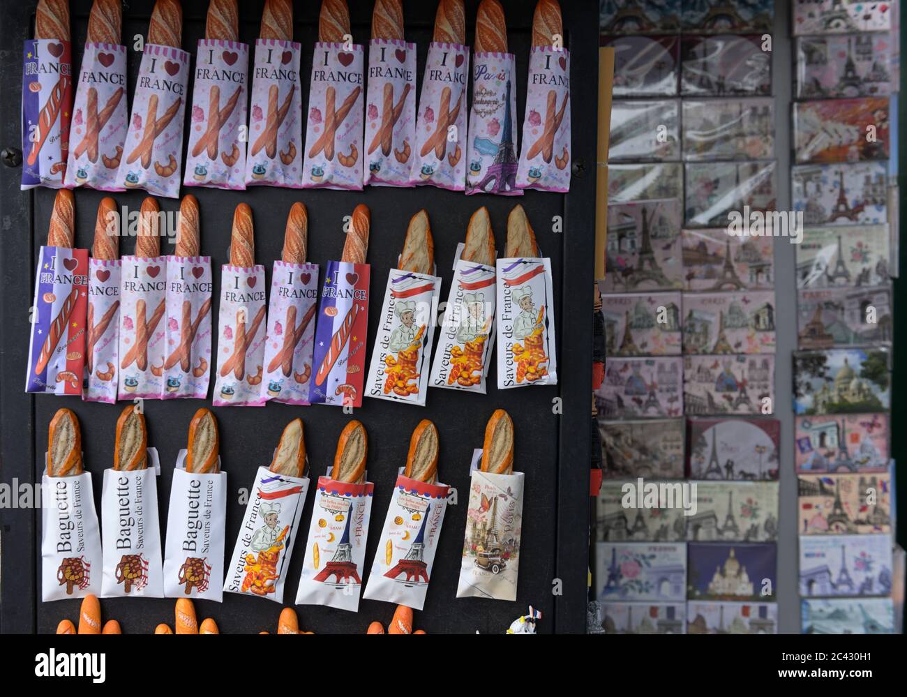 Icone francesi famose - la Baguette e la Torre Eiffel, Parigi FR Foto Stock
