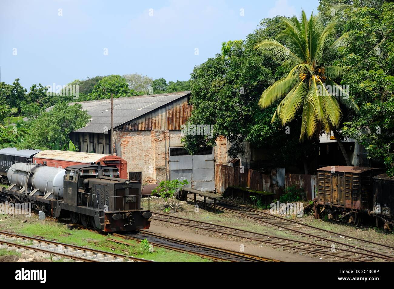Sri Lanka Colombo vecchia stazione ferroviaria di servizio con una locomotiva Foto Stock