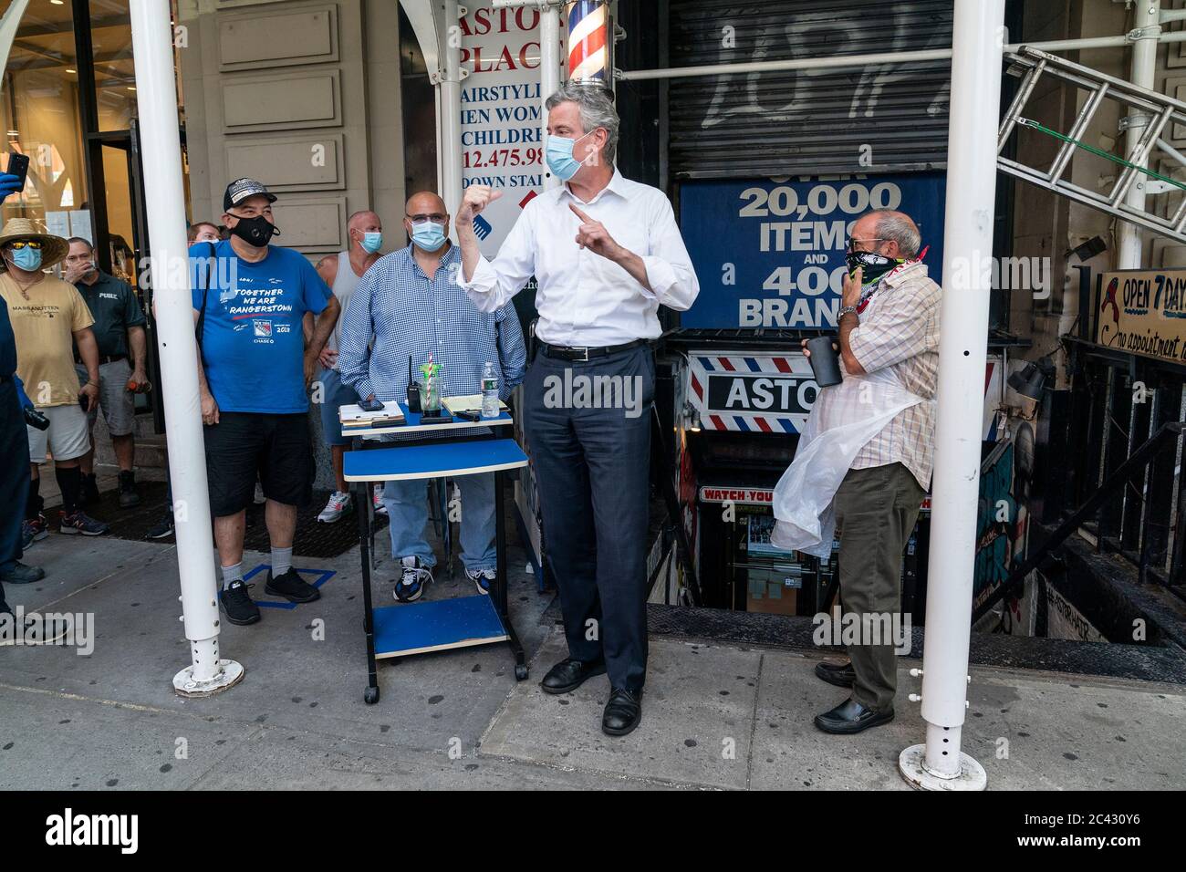 New York, Stati Uniti. 23 Giugno 2020. Il sindaco Bill de Blasio arriva per la riduzione dei capelli quando NYC entra nella seconda fase della riapertura in mezzo alla pandemia COVID-19 all'Astor Place Hairstylists a New York il 22 giugno 2020. Il governatore Andrew Cuomo ha annunciato che New York City è sulla buona strada per la fase due dopo che i dati mostrano il numero di nuove infezioni e il ricovero in ospedale è in calo. (Foto di Lev Radin/Sipa USA) Credit: Sipa USA/Alamy Live News Foto Stock