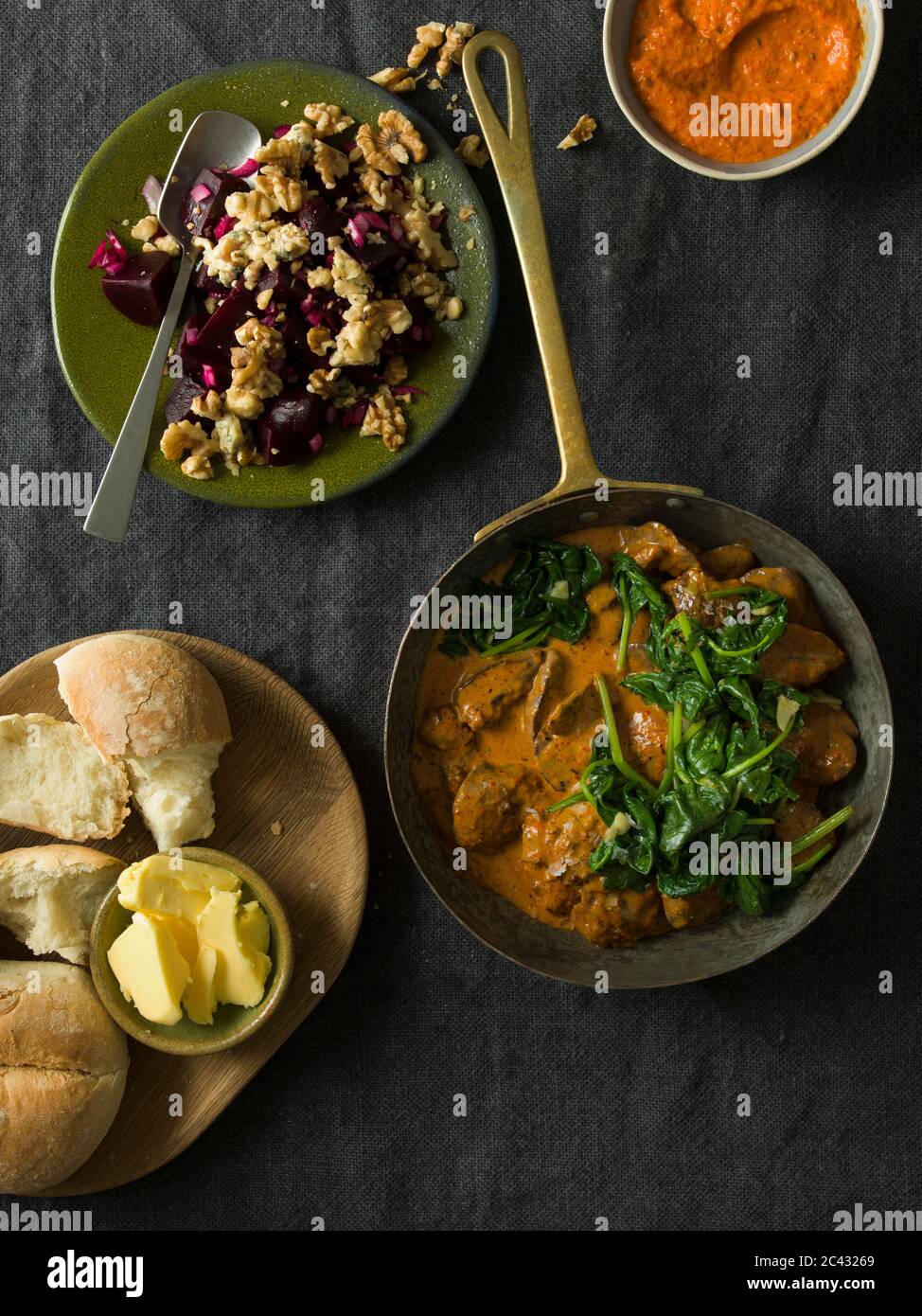 Fegati di pollo peri Peri con insalata di barbabietole e noce Foto Stock