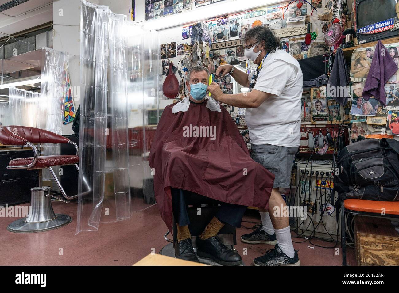 New York, Stati Uniti. 23 Giugno 2020. Il sindaco Bill de Blasio sta avendo haircut dal barbiere Alberto Amore mentre NYC entra nella fase due di riapertura in mezzo alla pandemia COVID-19 ad Astor Place Hairstylists. Il governatore Andrew Cuomo ha annunciato che New York City è sulla buona strada per la fase due dopo che i dati mostrano il numero di nuove infezioni e il ricovero in ospedale è in calo. (Foto di Lev Radin/Pacific Press) Credit: Pacific Press Agency/Alamy Live News Foto Stock