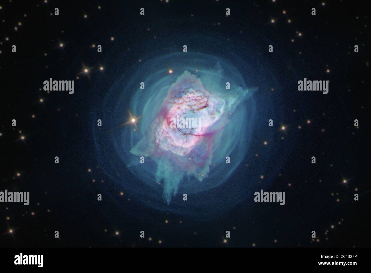23 giugno 2020. Come motori di fusione nucleare, la maggior parte delle stelle vive in condizioni di quiete per centinaia di milioni e miliardi di anni. Ma vicino alla fine della loro vita, possono trasformarsi in capricci pazzi, che soffia fuori le conchiglie e i getti di gas caldo. In questa immagine, NGC 7027 assomiglia a un baco gioiello, un insetto con una calotta metallica brillantemente colorata. Recentemente, la stella centrale del NGC 7027 è stata identificata in una nuova lunghezza d'onda di luce - quasi ultravioletta - per la prima volta utilizzando le capacità uniche di Hubble. Credit: UPI/Alamy Live News Foto Stock
