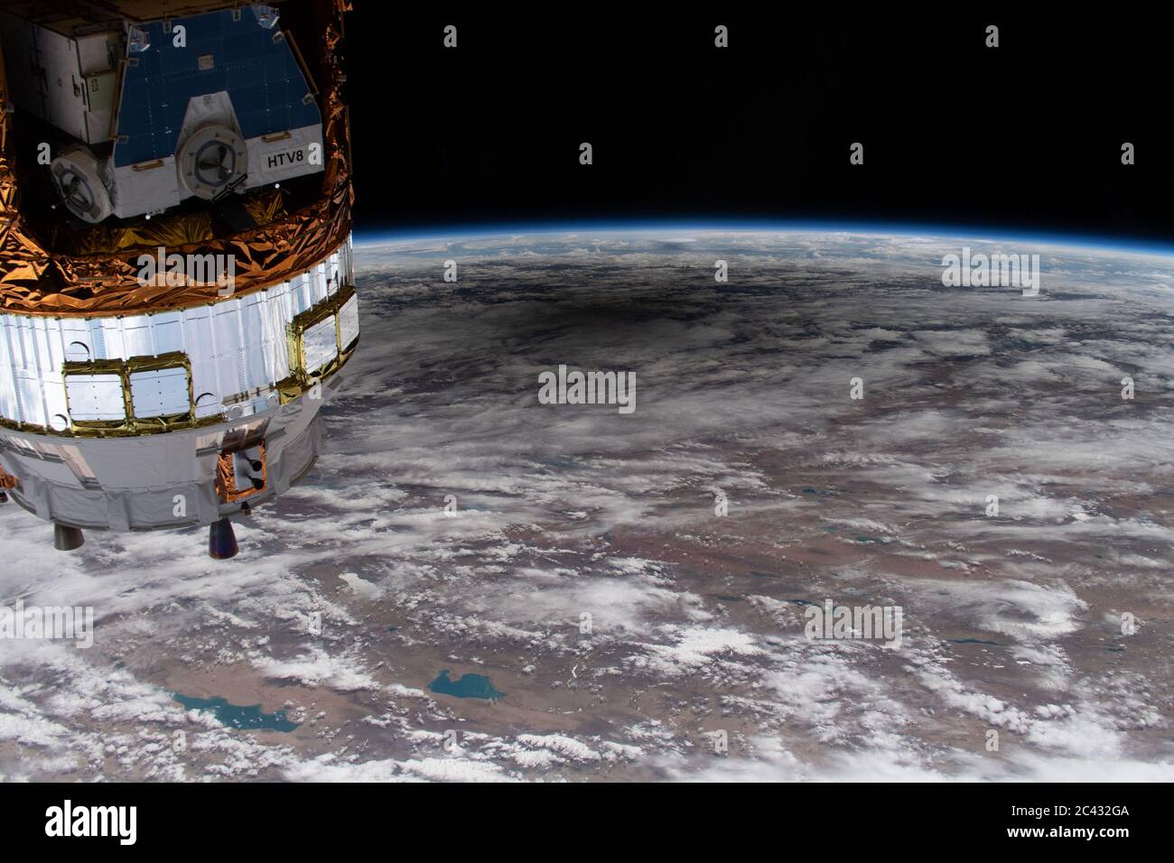 Washington, Stati Uniti. 23 Giugno 2020. La Stazione spaziale Internazionale stava orbitando sopra il Kazakistan e in Cina il 21 giugno 2020, quando questa immagine dell'eclissi solare che oscura una parte del continente asiatico è stata catturata da una telecamera esterna ad alta definizione. In primo piano a sinistra, è il veicolo di trasferimento H-II-9 dal Giappone. Crediti NASA/UPI: Notizie dal vivo UPI/Alamy Foto Stock