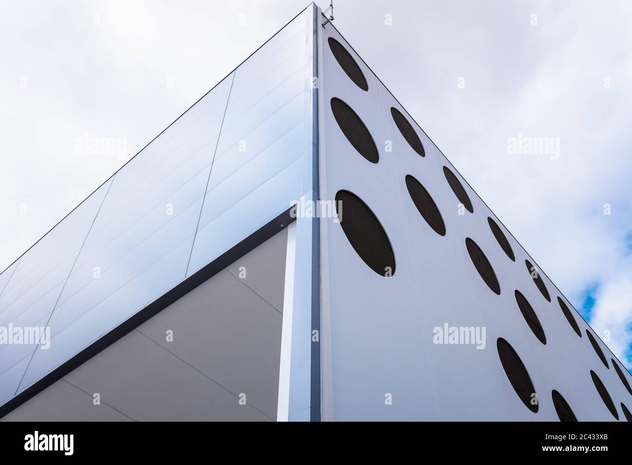Un moderno edificio per uffici con finestre circolari. Foto Stock