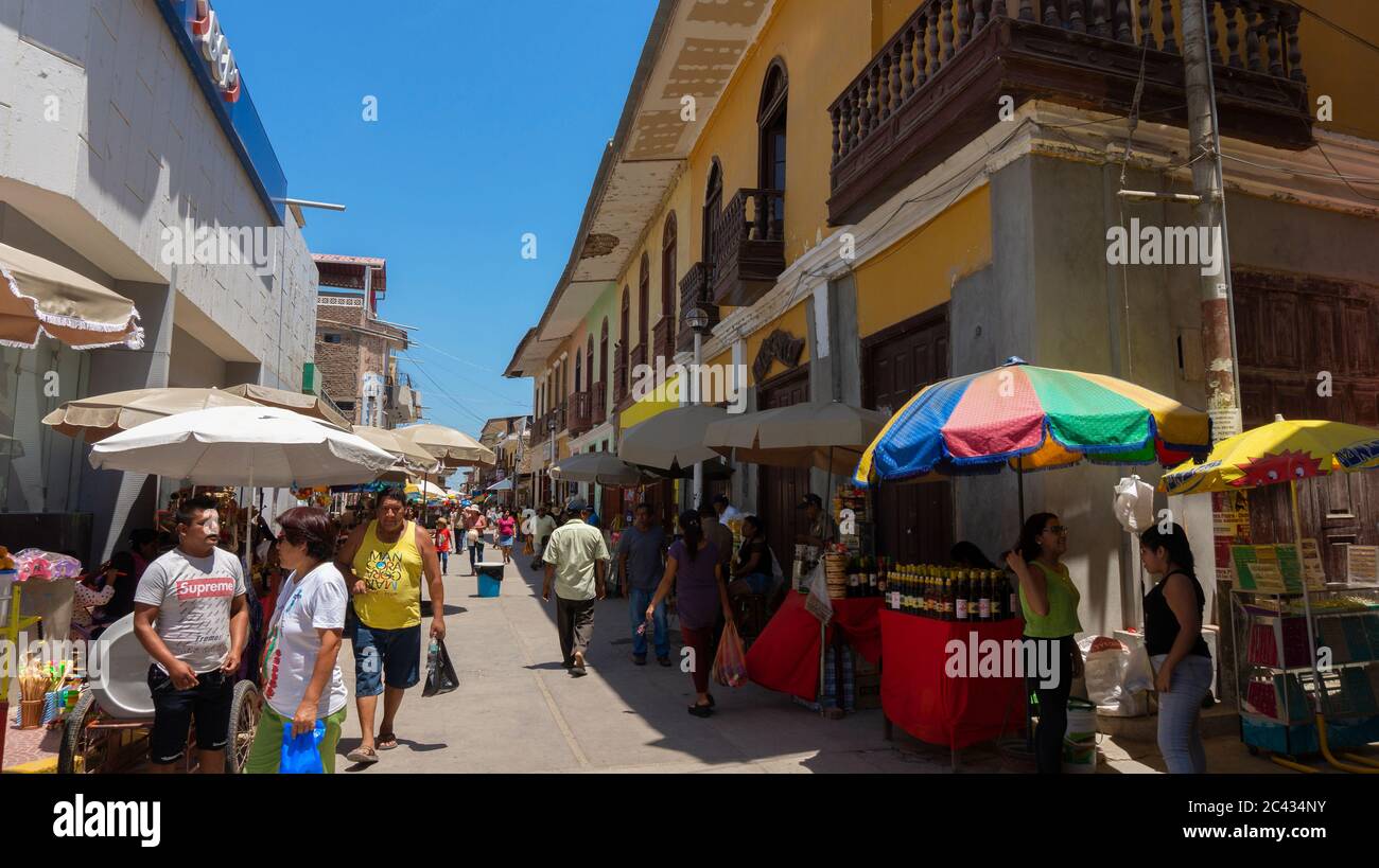 Catacaos, Piura / Perù - 6 aprile 2019: Turisti a piedi su una strada piena di venditori di artigianato nel centro della città di Catacaos Foto Stock