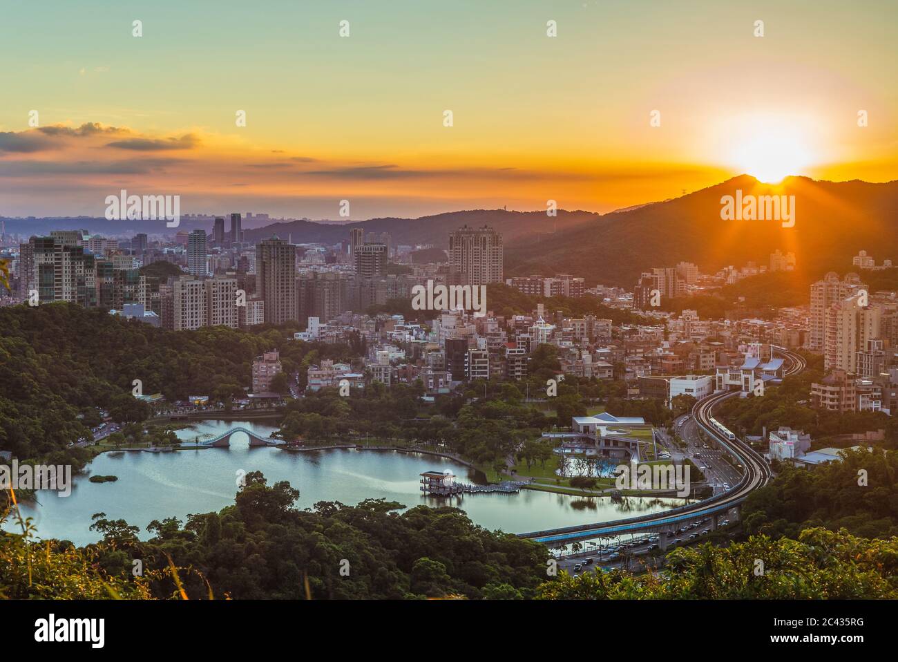 Vista aerea della città di Taipei di Notte in Taiwan Foto Stock