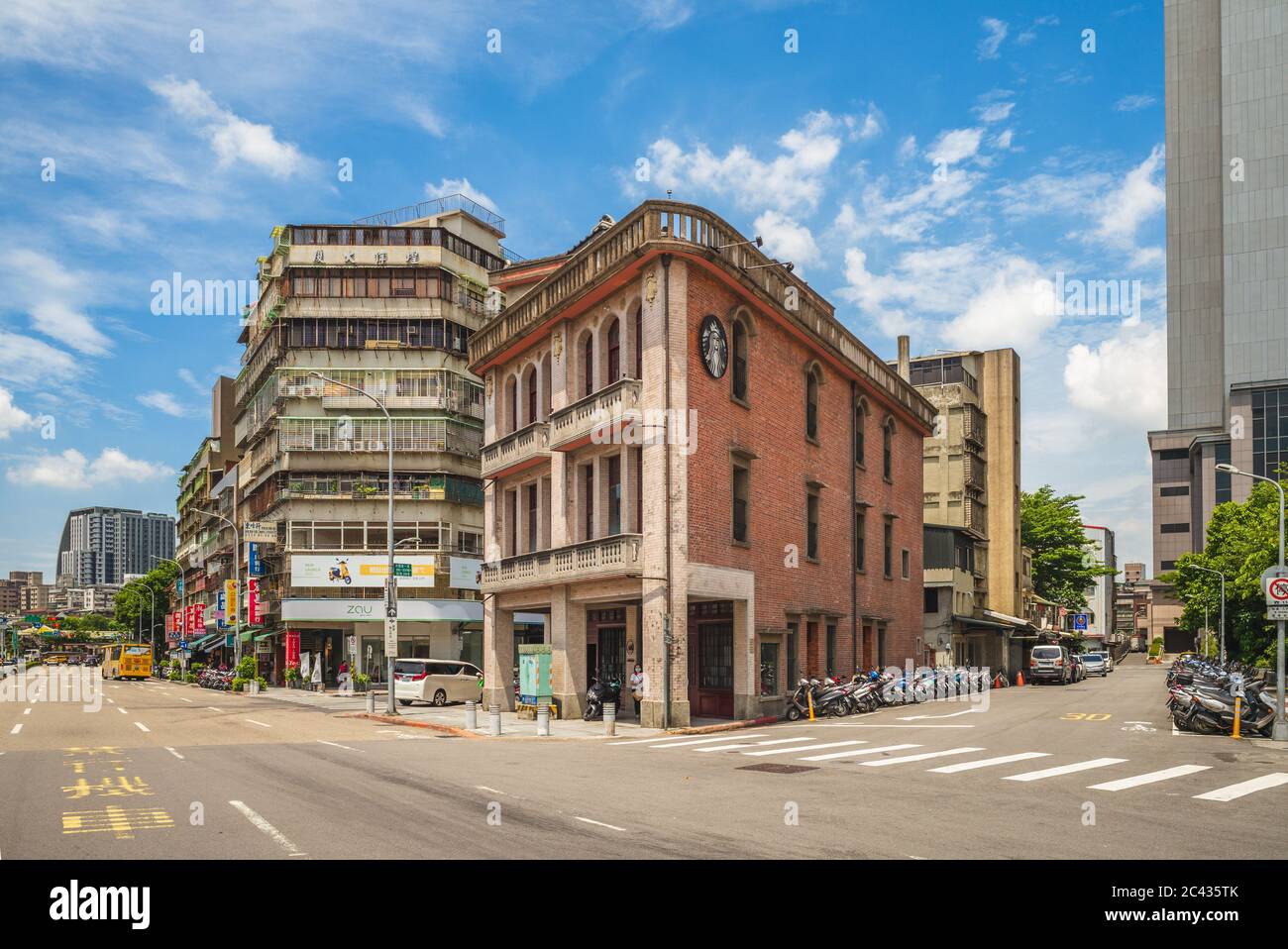 Taipei, Taiwan - 22 giugno 2020: Starbucks Bangka Xiyuan negozio, situato nella Casa di Wanhua Lin che è un edificio storico costruito nel 1935 e mescolato con Foto Stock
