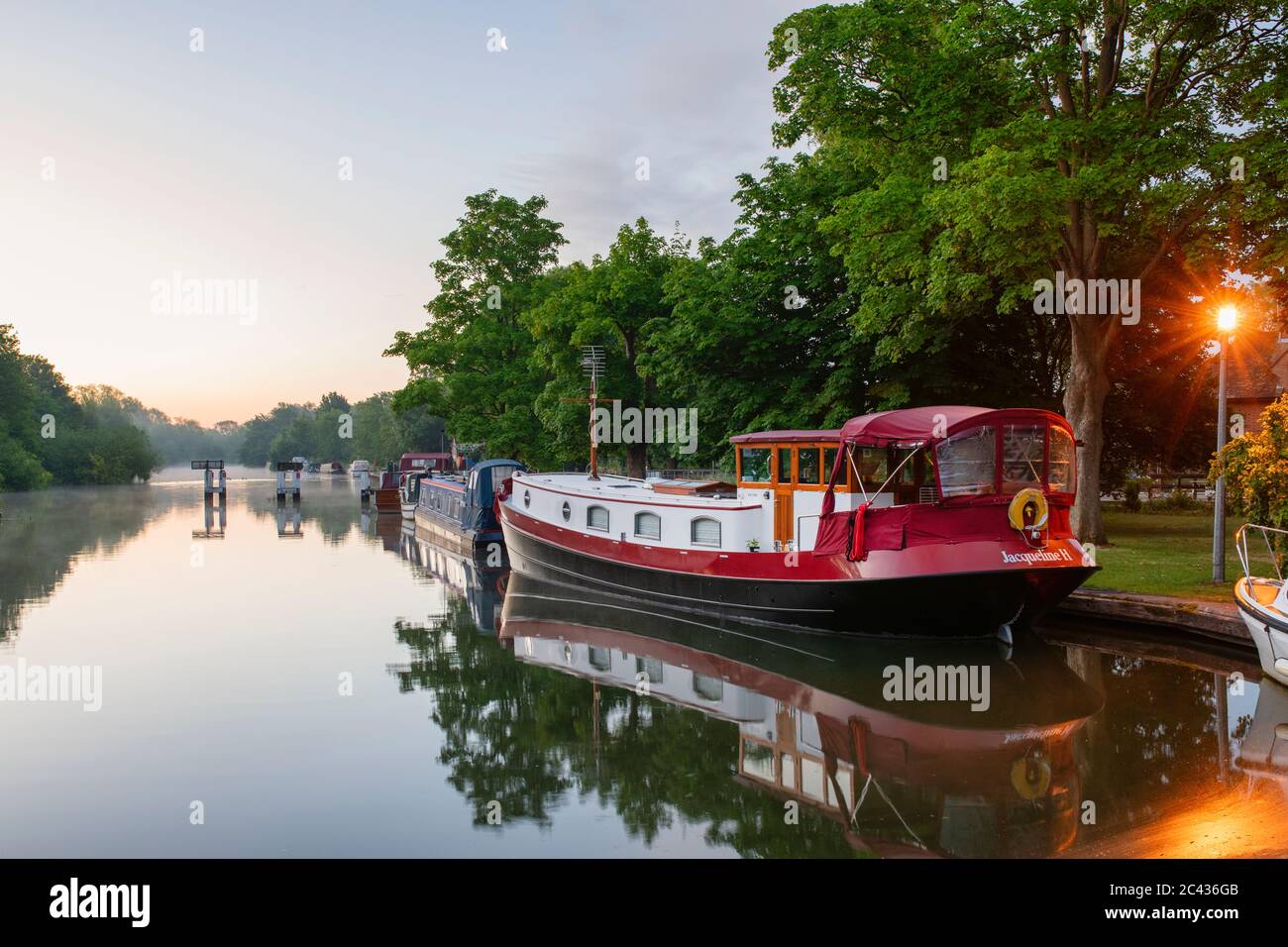 Abingdon serratura e barche con riflessi poco prima dell'alba. Abingdon sul Tamigi, Oxfordshire, Inghilterra Foto Stock