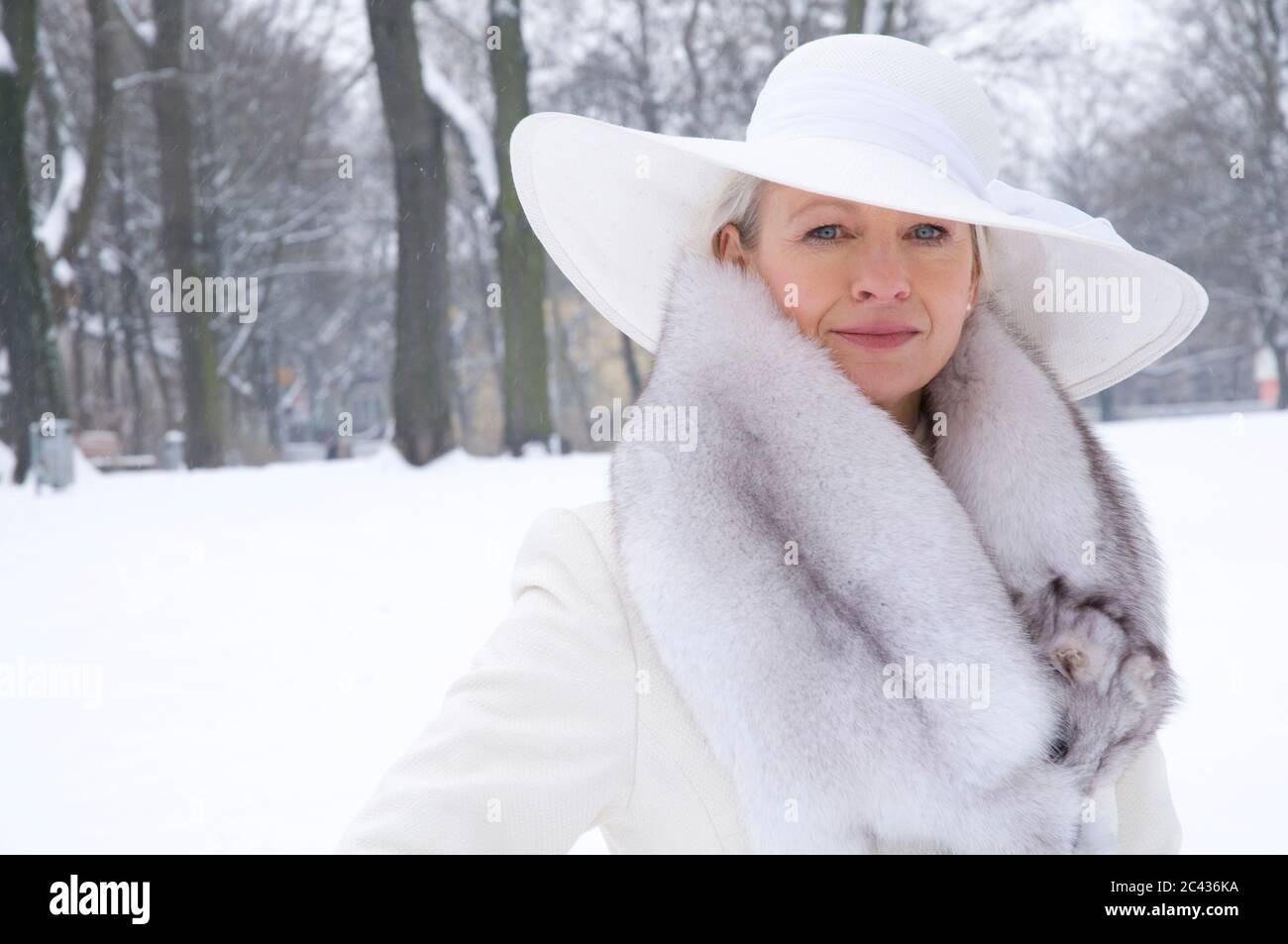 Donna anziana in pelliccia, Norimberga, Baviera, Germania Foto Stock