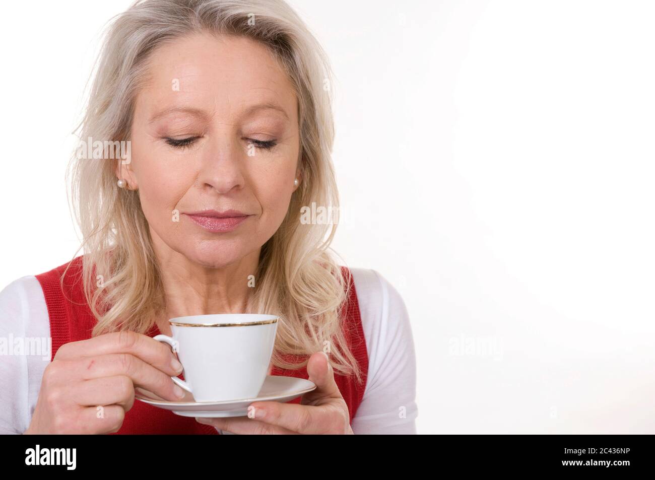 Donna anziana beve caffè Foto Stock