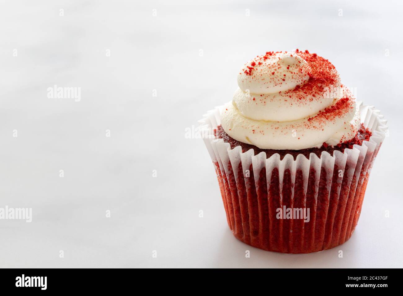 Singolo Cupcake di velluto rosso su marmo Foto Stock