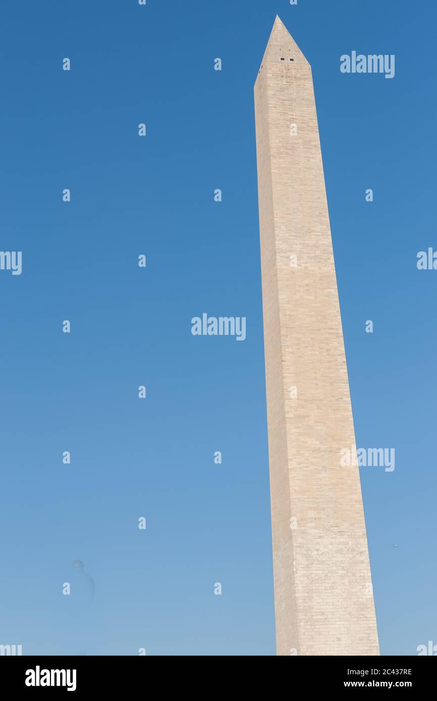 Washington Monument alto obelisco nel National Mall Washington DC comorando George Washington, USA. Foto Stock