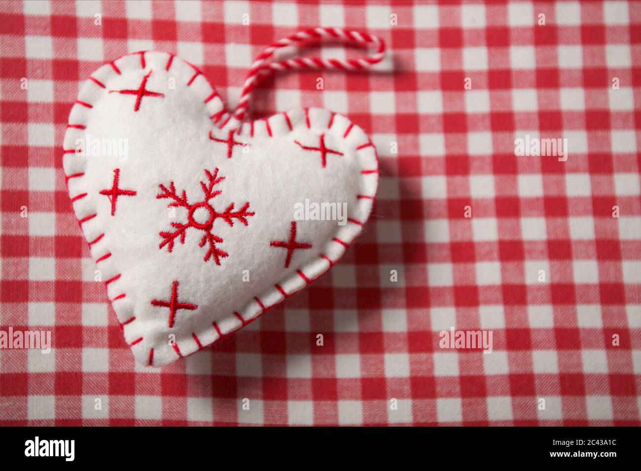 Cuore in tessuto con motivi invernali Foto Stock