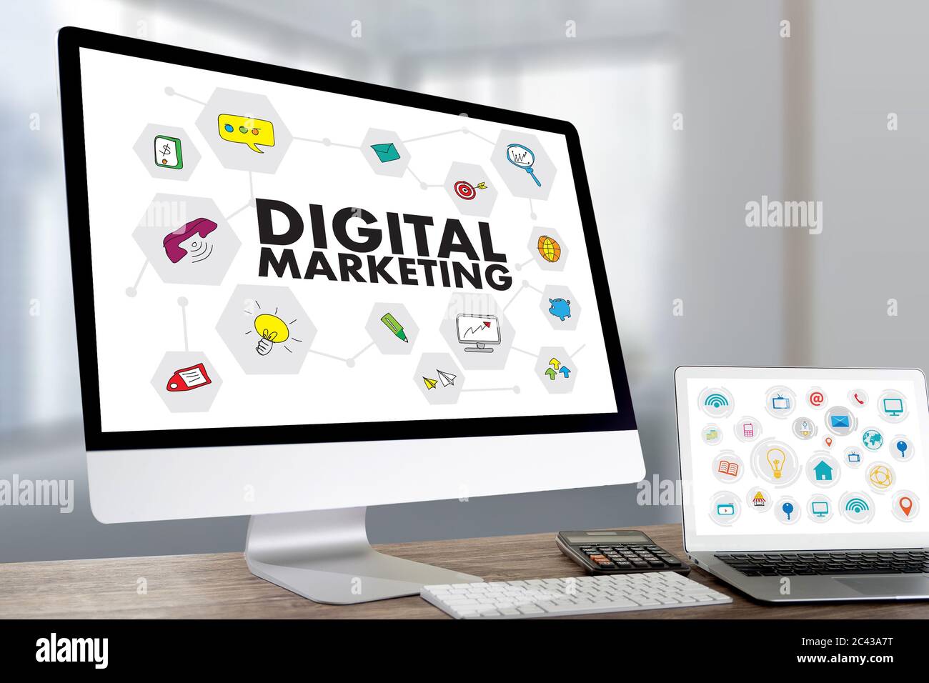 Marketing digitale nuovo progetto di avvio lavoro di analisi e pubblicità uomo brainstorming per il marchio seo Foto Stock