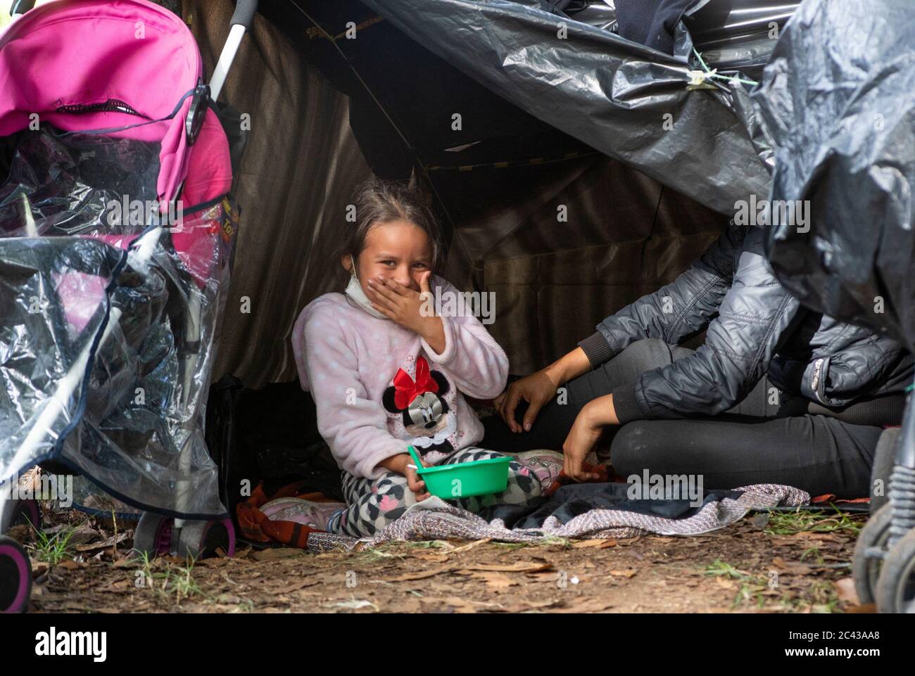 Una ragazza venezuelana nel campo di fortuna a nord della città di Bogotá in attesa di tornare nel suo paese, il Venezuela a causa della pandemia in Colombia Foto Stock