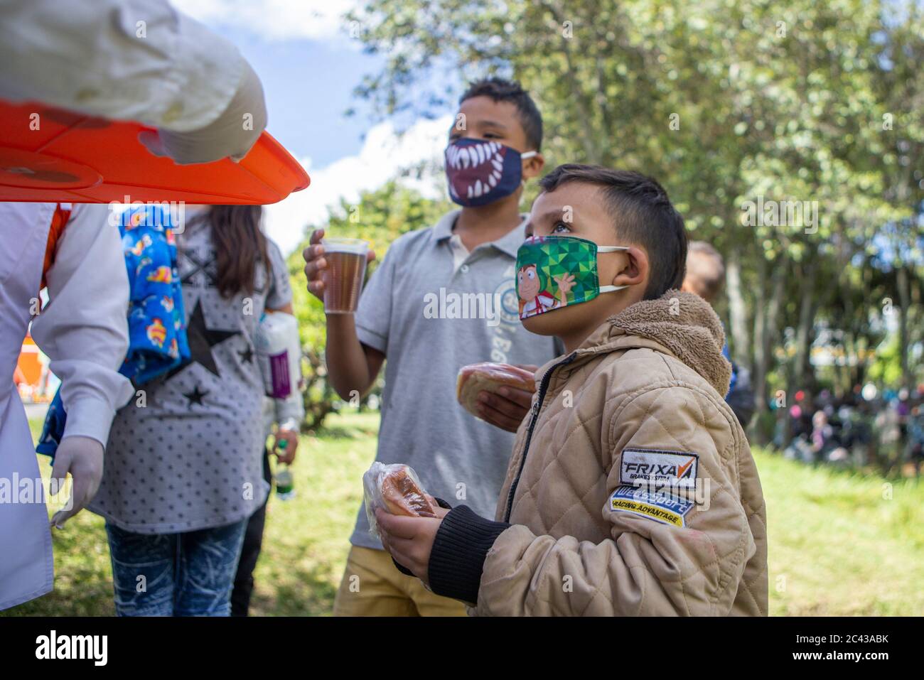 I bambini venezuelani ricevono donazioni nel campo di fortuna a nord della città di Bogotá, in attesa di tornare nel loro paese, il Venezuela a causa del pande Foto Stock