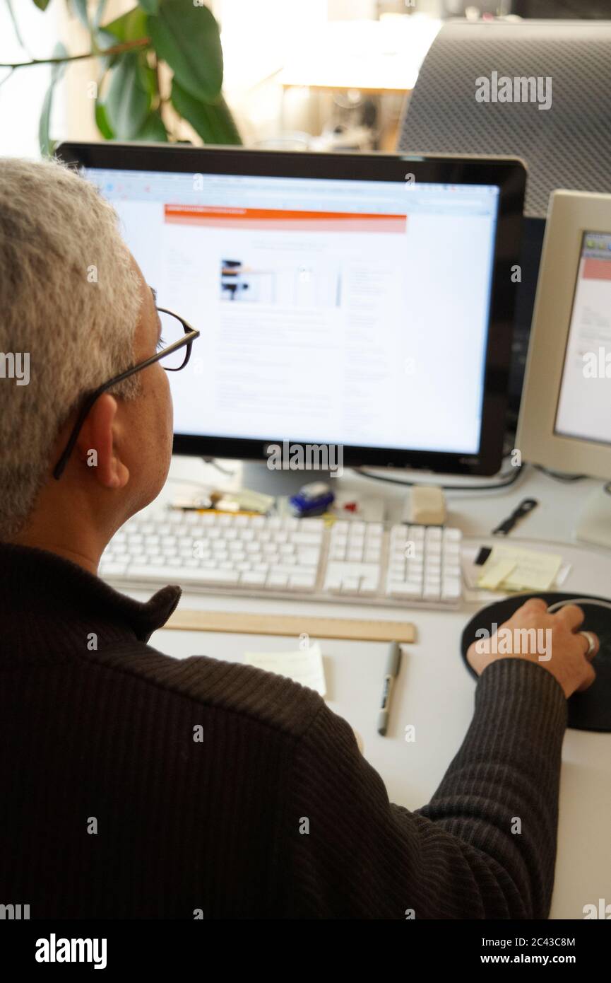 Uomo guarda lo schermo del computer Foto Stock