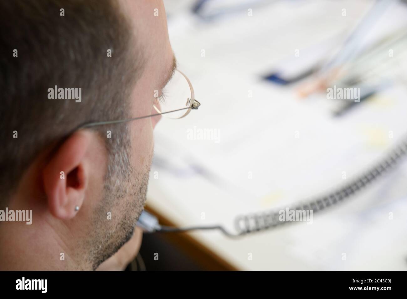 Uomo allo scrittorio Foto Stock