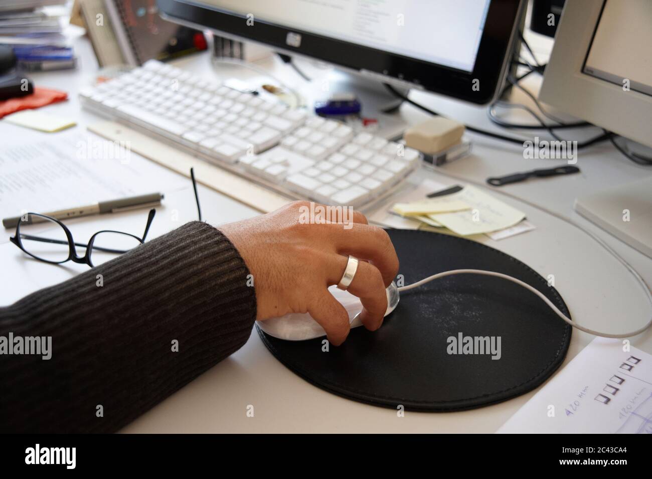 Uomo lavora sul computer Foto Stock
