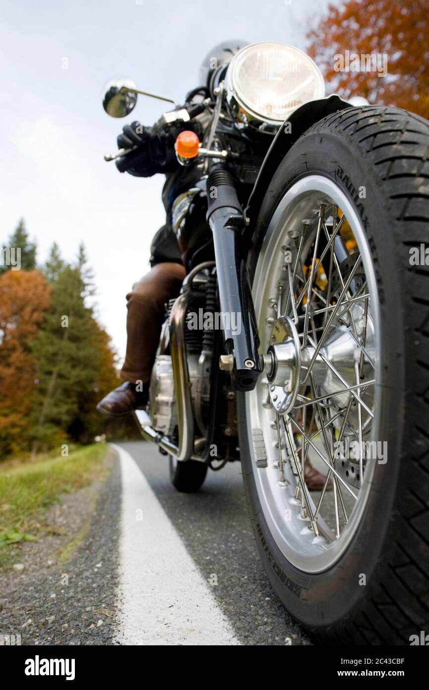 Motociclisti in viaggio, Bavarese Alpine Foreland, Baviera, Germania Foto Stock