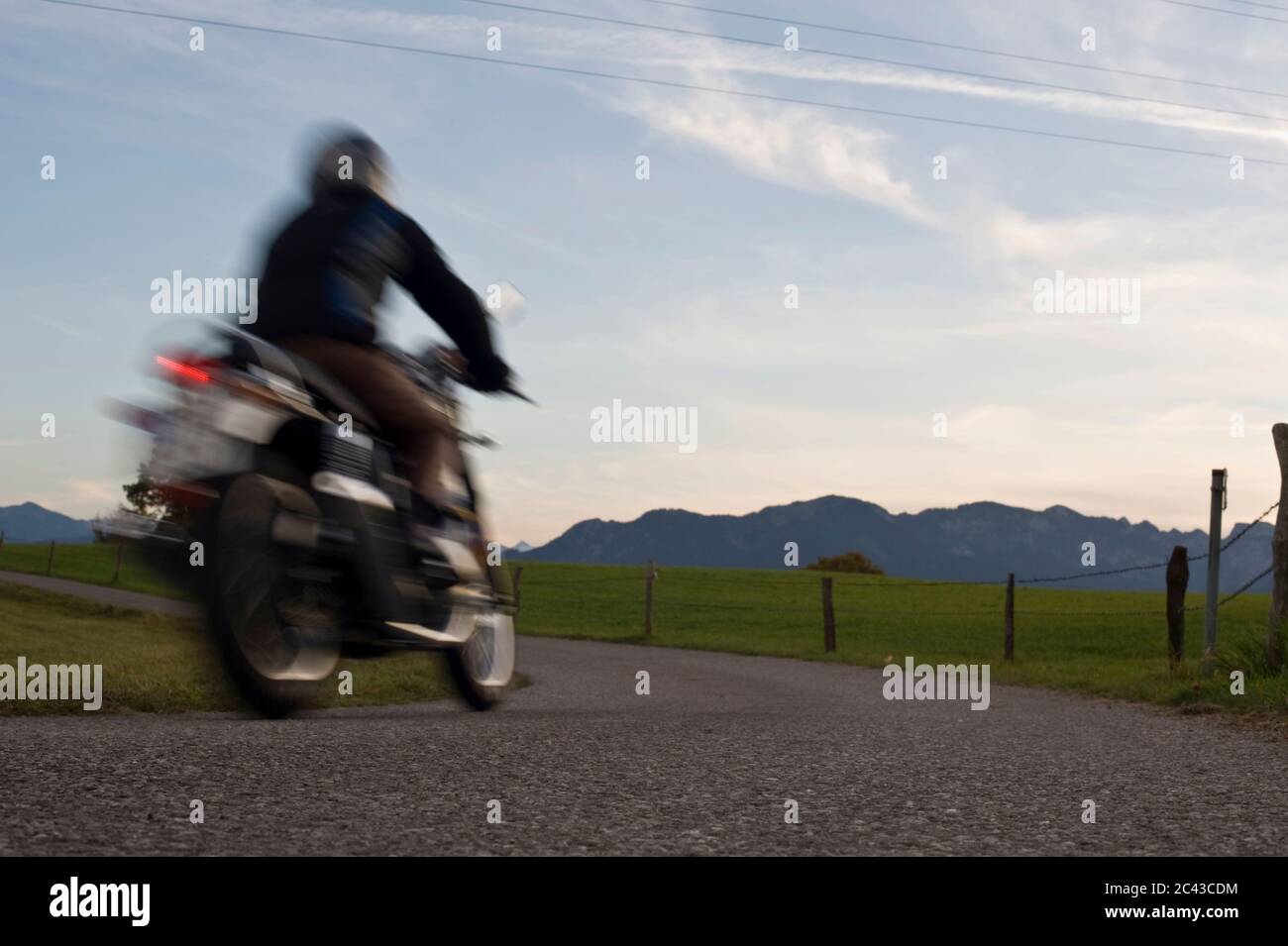 Motociclisti in viaggio, Bavarese Alpine Foreland, Baviera, Germania Foto Stock
