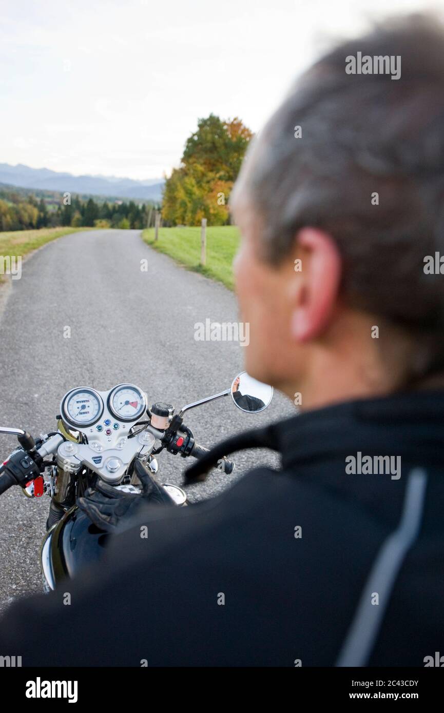 Motociclisti in viaggio, Bavarese Alpine Foreland, Baviera, Germania Foto Stock