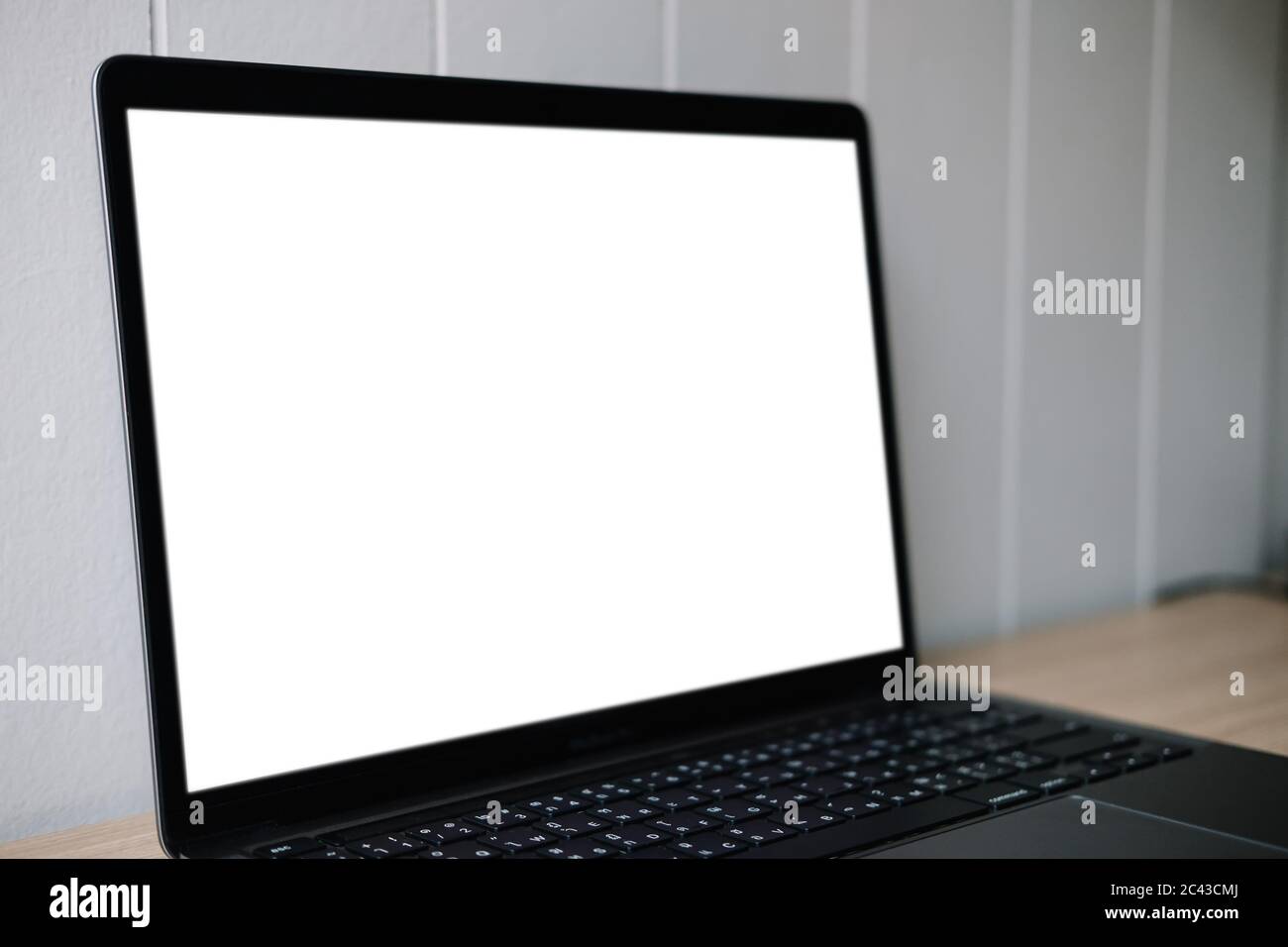 Computer mockup sfondo bianco sul tavolo. Computer portatile con schermo vuoto Foto Stock