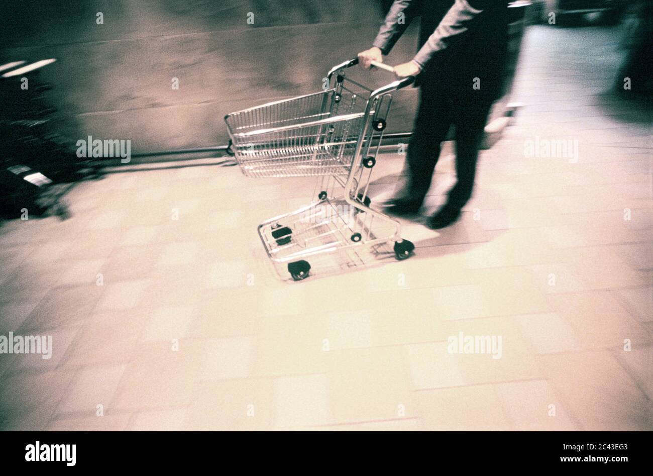 Uomo con carrello Foto Stock